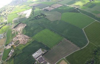 General oblique aerial view centred on the cropmarks of the possible enclosure and rig with the country house and cropmarks of the possible souterrain adjacent, taken from the ENE.
