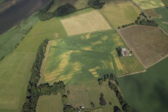 Oblique aerial view centred on the cropmarks of the Roman fortress with the farmhouse and farmsteading adjacent, taken form the W.