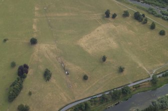 Oblique aerial view centred on the linear parchmarks of the parchmarks of the scatter pits, taken from the WSW.