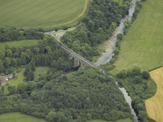 General oblique aerial view centred on the aqueduct, taken from the N.