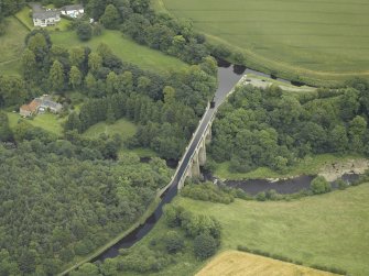 General oblique aerial view centred on the aqueduct, taken from the NW.