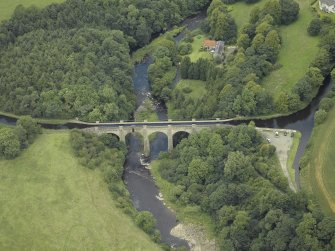 General oblique aerial view centred on the aqueduct, taken from the SSW.