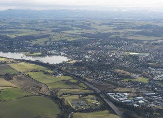 General oblique aerial view of Linlithgow, taken from the WNW.
