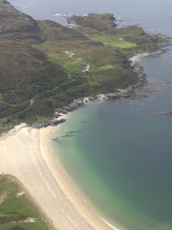 General oblique aerial view of Kiloran Bay looking towards Uragaig, Dun Tealtaig and Dun Uragaig, taken from the NE.