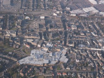 Oblique aerial view of the Howgate Shopping Centre, Falkirk, looking N.