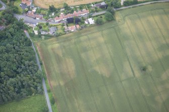 Oblique aerial view of the cropmarks of the field boundary, looking SE.