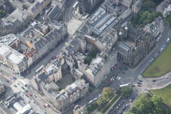 Oblique aerial view of Mound Place, Lawnmarket, Bank Street, North Bank Street, New College and Assembly Hall, looking SW.