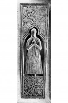 Iona, Iona Abbey Museum.
View of effigy of Prior Cristinus MacGillescoiln L79.