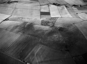 Oblique aerial view centred on the remains of the fort at Hill of Newleslie, looking to the NNW.