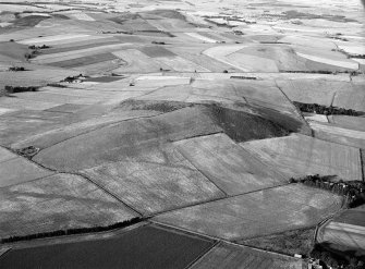 Oblique aerial view centred on the remains of the fort at Hill of Newleslie, looking to the NE.