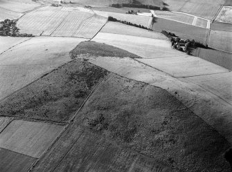 Oblique aerial view centred on the remains of the fort at Hill of Newleslie, looking to the SSE.