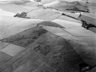 Oblique aerial view centred on the remains of the fort at Hill of Newleslie, looking to the SE.