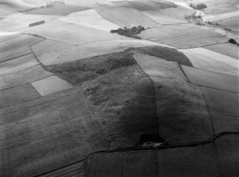 Oblique aerial view centred on the remains of the fort at Hill of Newleslie, looking to the ESE.
