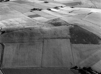 Oblique aerial view centred on the remains of the fort at Hill of Newleslie, looking to the NNE.