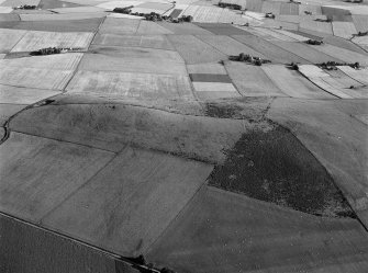 Oblique aerial view centred on the remains of the fort at Hill of Newleslie, looking to the N.