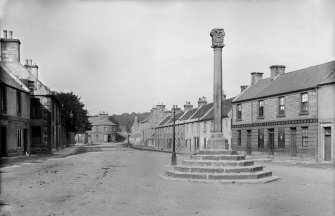 General view of Kincardine, High Street with Market Cross in foreground.
Scanned from glass plate negative. Original envelope annotated by Erskine Beveridge 'Cross Kincardine'