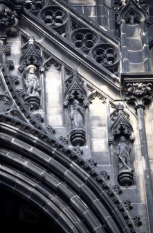View of statues of Gurth, Queen Elizabeth and Claverhouse (left to right), above ground floor arch, S side.