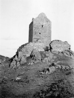 View of Smailholm Tower.
Titled: 'Smailholm Tower. R H Dodd. 1927'.