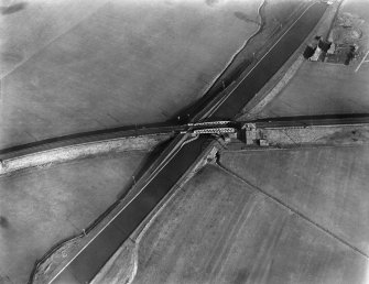 Dalderse Swing Bridge, Forth and Clyde Canal, Grangemouth.  Oblique aerial photograph taken facing north-east.