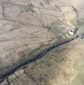 Oblique aerial view centred on the remains of the castle, chapel and moated site, taken from the SW.