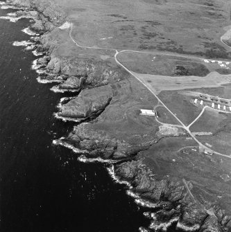 Oblique aerial view centred on the remains of the anti-aircraft battery and buildings with the remains of the promontory fort adjacent, taken from the SE.