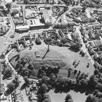 Oblique aerial view of Lady Hill, Elgin, centred on the Duke of Gordon Monument and remains of of the castle, taken from the NNW.