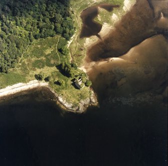 Oblique aerial view centred on the remains of the castle, taken from the W.