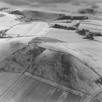 Oblique aerial view of Hill of Newleslie centred on the remains of the fort, taken from the N.