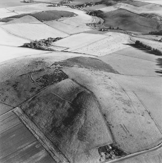 Oblique aerial view of Hill of Newleslie centred on the remains of the fort, taken from the NW.