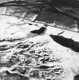 Oblique aerial view centred on the remains of the cultivation terraces, rig and sheepfold with the remains of the castle and settlement adjacent, taken from the SE.