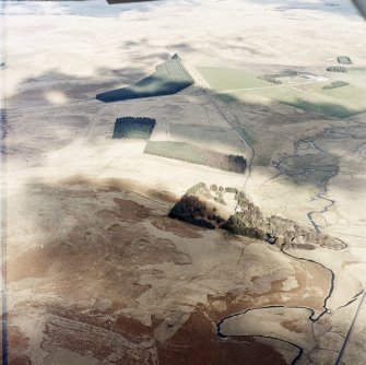 Oblique aerial view centred on the remains of Roman temporary camps, earthwork, sheepfolds, enclosure and rig, taken from the SSE.
