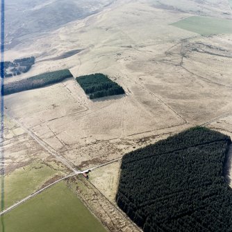 Oblique aerial view centred on the remains of Roman temporary camps, earthwork, sheepfolds, enclosure and rig, taken from the NNE.