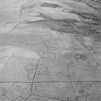 Oblique aerial view of Side centred on the remains of boundary ditches, farmstead, sheep stell, field-system, rig and lazy beds with a farmstead, field-system, rig and boundary banks adjacent, taken from the SW.