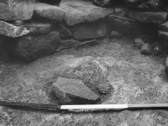 Excavation photograph : stone in centre of alcove.