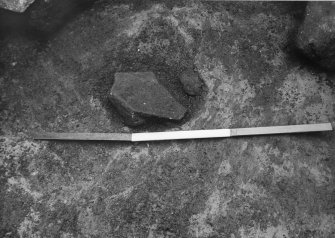 Excavation photograph : stone in centre of alcove.