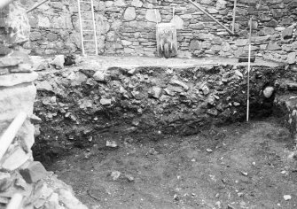 Excavation photograph : section through upper levels of debris (f101 and 102) of North Tower, from N.