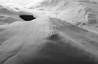 Woden Law, fort and linear earthworks: air photograph under snow.
J Dent, 1992.

