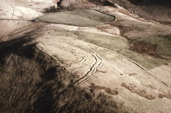 Woden Law, fort and linear earthworks: air photograph under conditions of low light.
J Dent, 1991.
