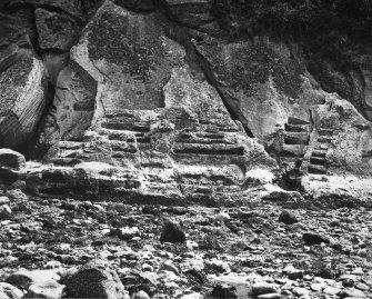 General view of tusking and steps in cliff face of S pier.