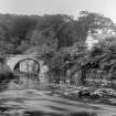 Newmills, Old Bridge.
View of bridge looking up the Bluther Burn from the south.
Scanned from glass plate negative. Original envelope annotated by Erskine Beveridge 'Old Newmilns Bridge'