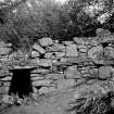 Caisteal Grugaig. Inner end of entrance passage, with aperture above the scarcement to right at level of lintel.