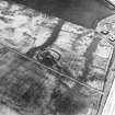 Oblique aerial view centred on the cropmarks of the settlement, cropmarks, coal pits and field boundary, taken from the E.