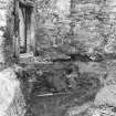 Excavation photograph : 602 in relation to wall.