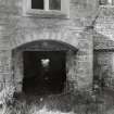 E courtyard range, arched opening, detail