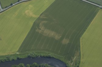 Oblique aerial view centred on the cropmarks of the Roman fortlet and ring-ditches, taken from the NW.