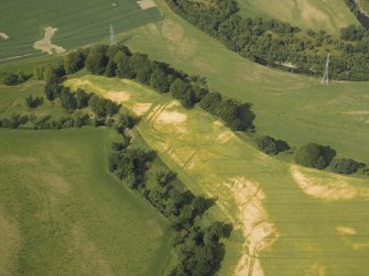Oblique aerial view centred on the cropmarks of the Roman fortlet, Roman temporary camp and settlement, taken from the S.