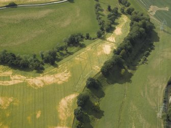 Oblique aerial view centred on the cropmarks of the Roman fortlet, Roman temporary camp and settlement, taken from the E.