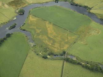 Oblique aerial view centred on the cropmarks of the settlement with the bridge adjacent, taken from the E.