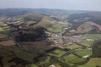 General oblique aerial view centred on the town with the road bridge in the foreground, taken from the SE.