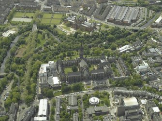 Oblique aerial view centred on the university with the museums and art gallery adjacent, taken from the NNE.